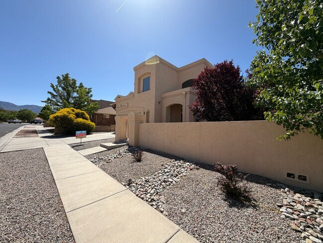 Foto del edificio - 4 Bedroom Home Plus Office Available Near Eubank Blvd NE & Paseo Del Norte!