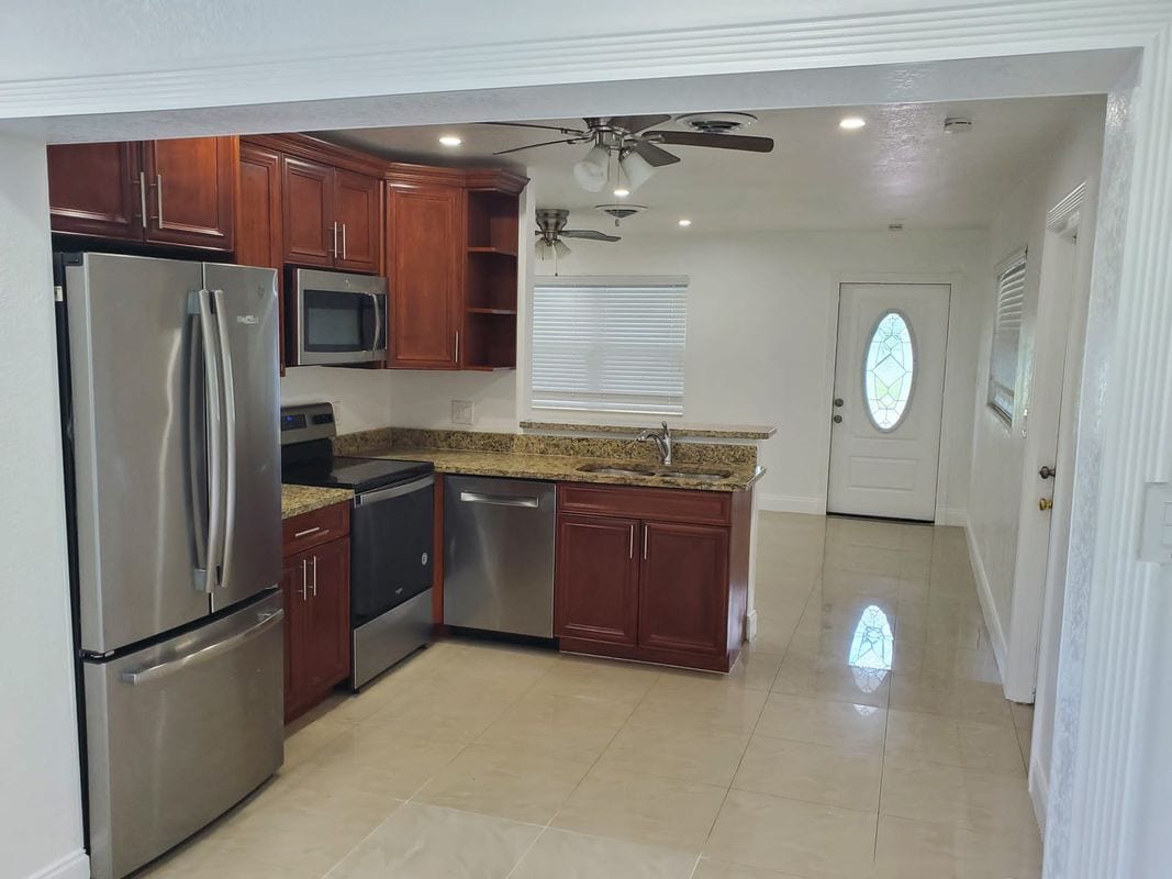 Foto del edificio - 516 NW 8th Ct