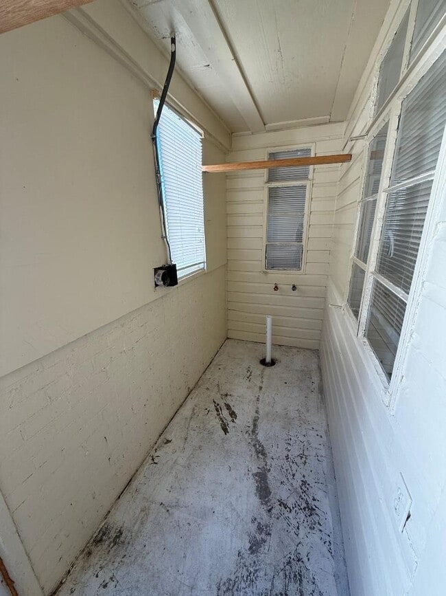 Building Photo - 1 Bed 1 Bath Duplex For Lease!