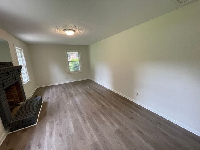 Building Photo - 3 bedroom 1.5 bath house available now!   ...