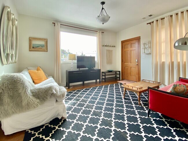 Sala de estar mirando hacia el este desde la ventana. - 1619 1/2 Grafton St