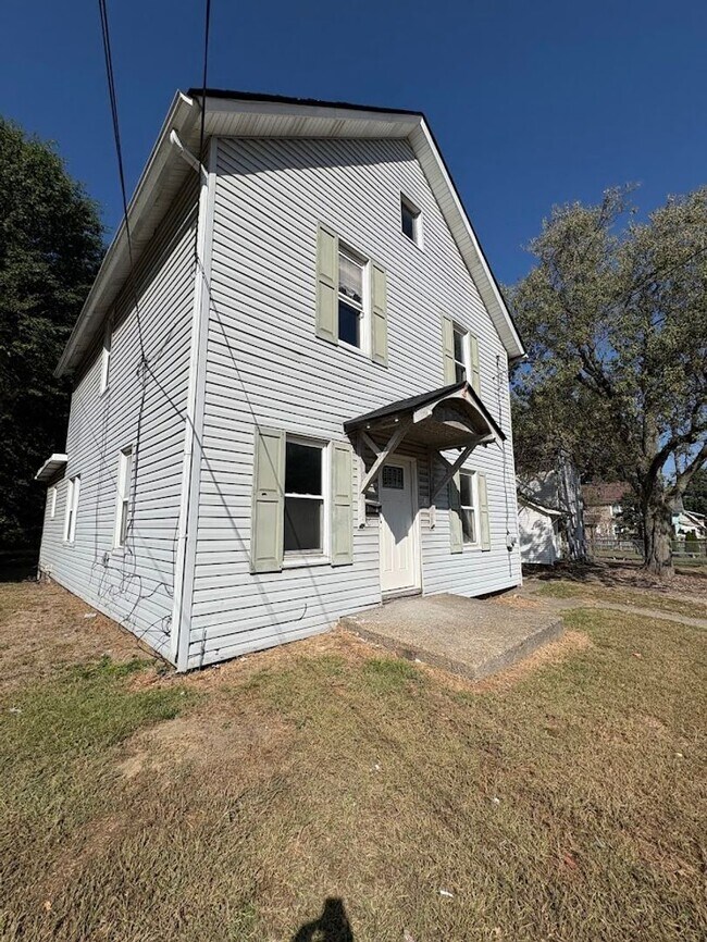 Building Photo - 686 Sumner St