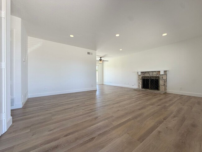 Building Photo - Experience the coastal breeze and the quiet charm of Hawaii Lane.