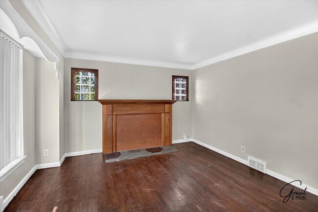 Building Photo - $1300 3 bedrooms
