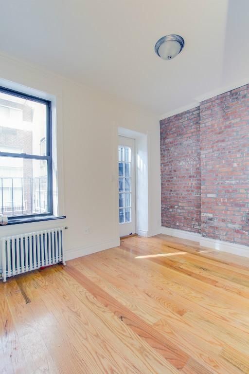 Foto principal - 219 E 23rd St