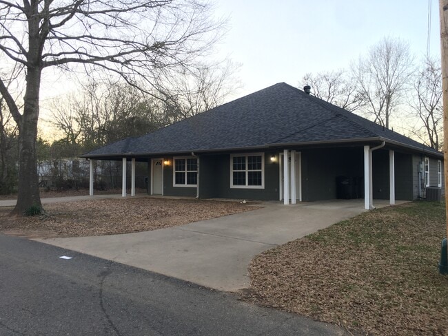 Building Photo - 3615 Clemens Rd