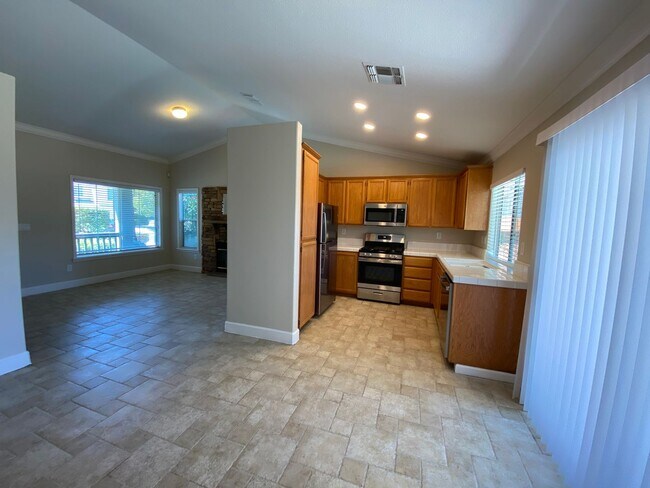 Building Photo - Great Location/Cozy Fireplace/Laguna Creek