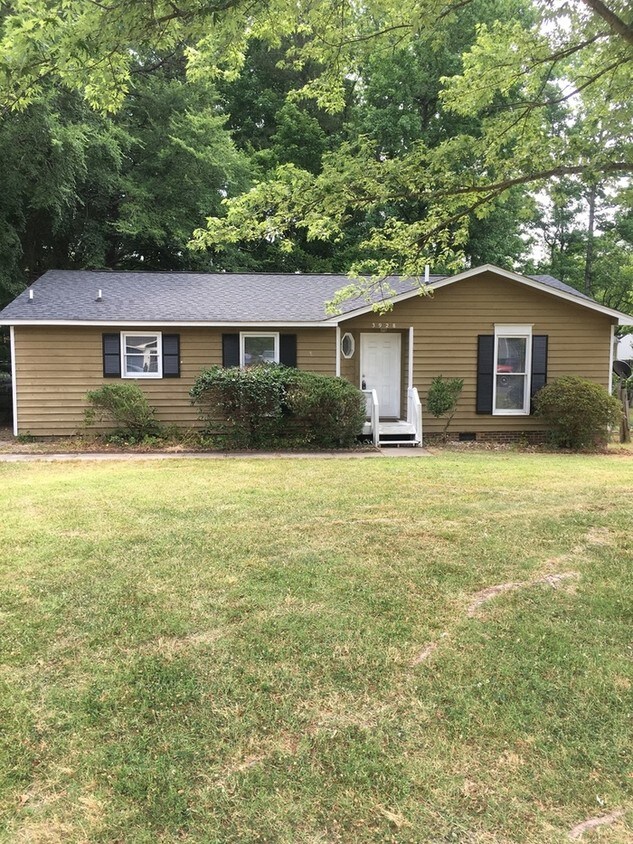 Primary Photo - Charming Home in Idelwile Brooke