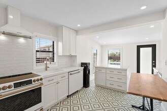Building Photo - 517 55th St