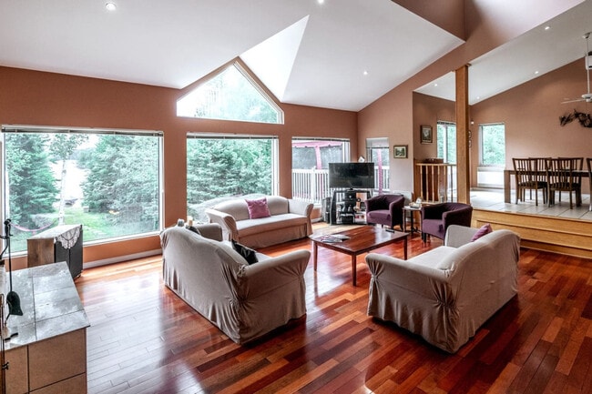 Building Photo - 580 Chem. des Sternes