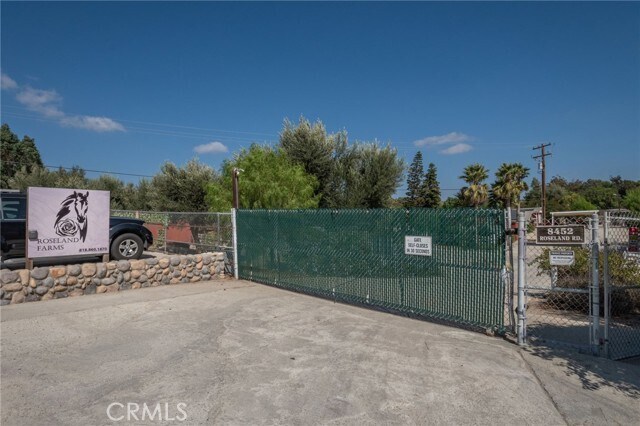 Foto del edificio - 8451 Roseland Ave