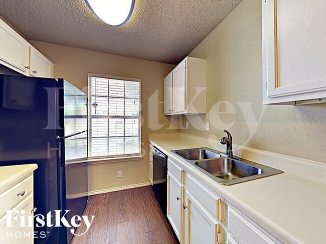 Building Photo - 1409 Grovecrest Dr