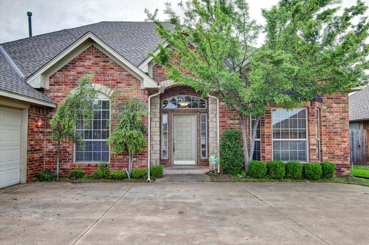 Primary Photo - Spacious 3 bedroom/ Study -2264 sq ft.- Ed...