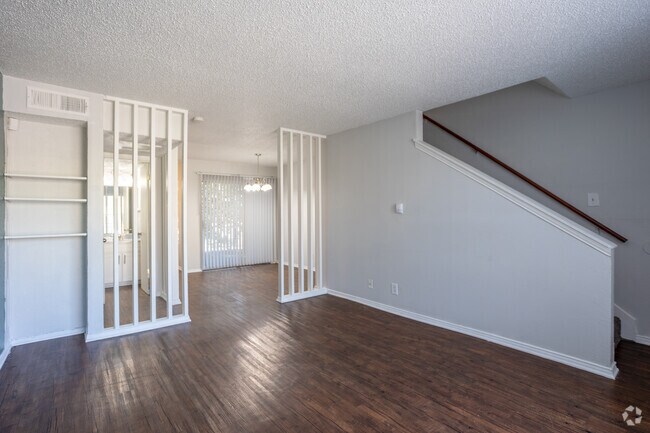 2 habitaciones, 2,5 baños - 1035 pies cuadrados - Sala de estar/comedor - Forest Park Village