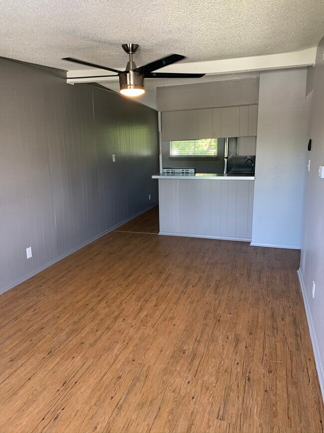 Living - 505 Kenniston Dr