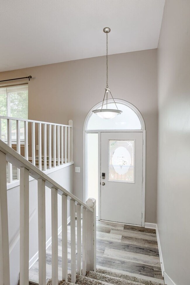 Foto del edificio - Spacious Split Entry with 2-Car Garage & F...