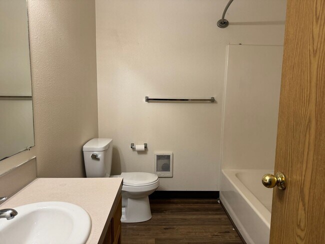 Building Photo - 2 bed 1 bath apartment