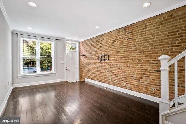 Building Photo - 108 S Conkling St