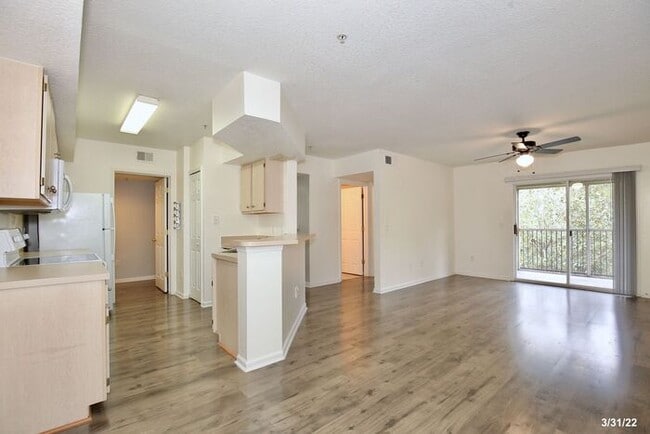 Building Photo - Beautiful 2/2 Condo Located in Crest at Wa...