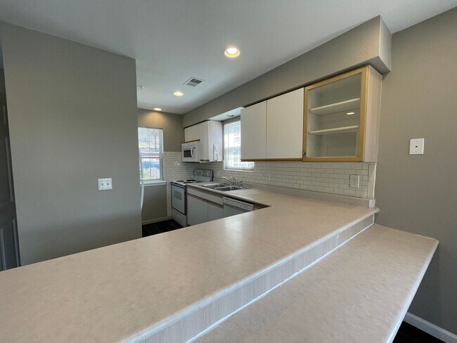 Building Photo - 2 bedroom 2 bath Apartment for Rent in Branson, Missouri -  Walk IN