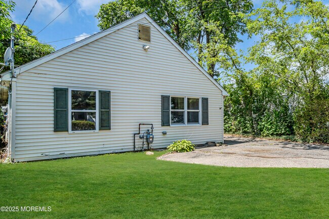 Building Photo - 75 River Dr