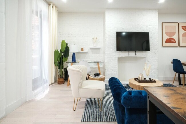 Building Photo - 402 E 11th St