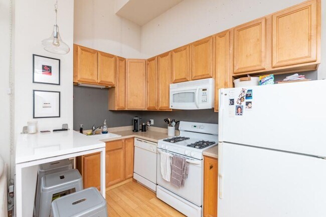 Building Photo - 1 bedroom in Chicago IL 60654