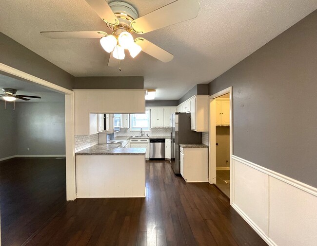 Foto del edificio - 6317 N Warren Ave