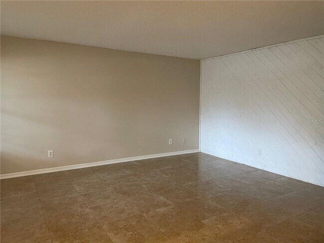 Building Photo - 496 Tamarack St