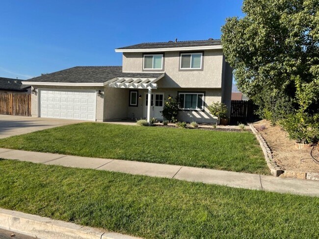 Foto del edificio - PRICE REDUCTION!! Gorgeous 4 Bedroom, 2.5 ...