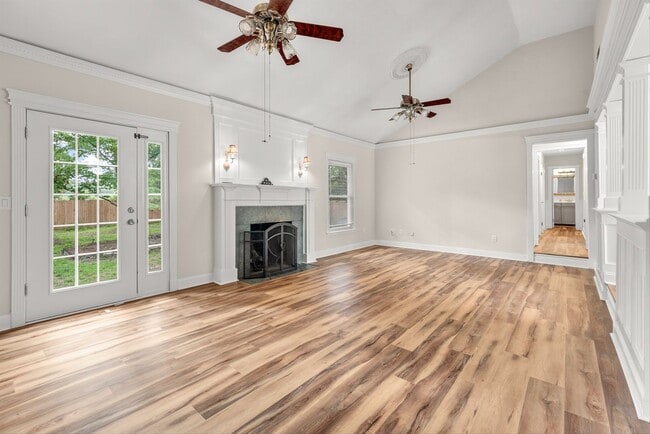 Foto del edificio - Lovely 3 BR, 2 BA Newly Renovated Ranch Home, Large Backyard with Koi Pond