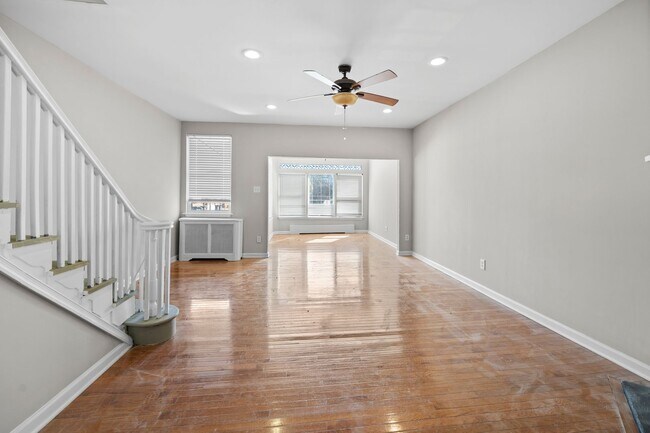 Building Photo - ???LARGE 4 BEDROOMS AND 1.5 BATH HOME LOCA...