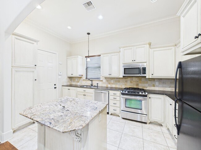 Building Photo - 3 Bedroom, 2 Bathroom House is Available Now!