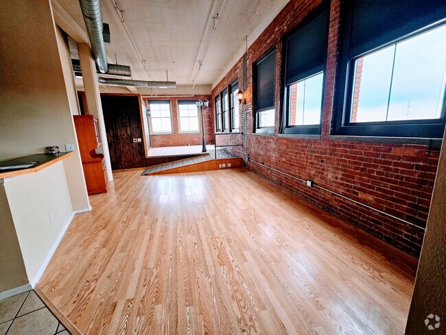 Building Photo - 200 Main St
