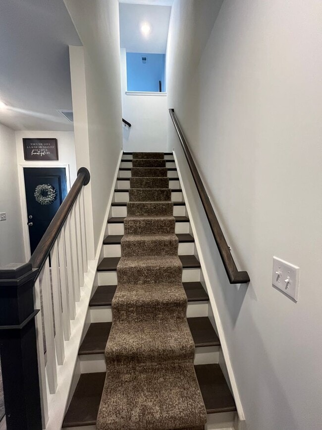 Building Photo - Tri-level Townhome in Foxbank Plantation