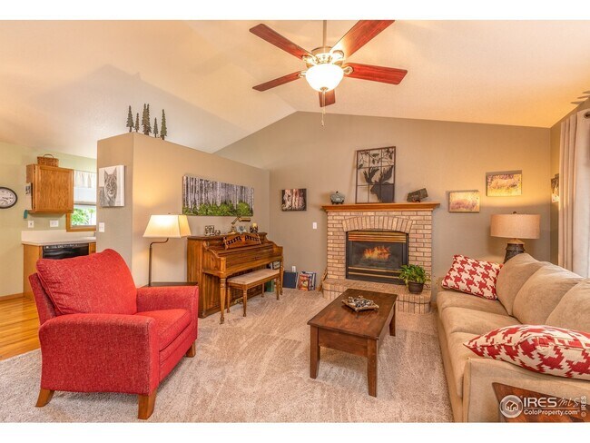 sala de estar con chimenea de gas - 2338 Moorgate Dr