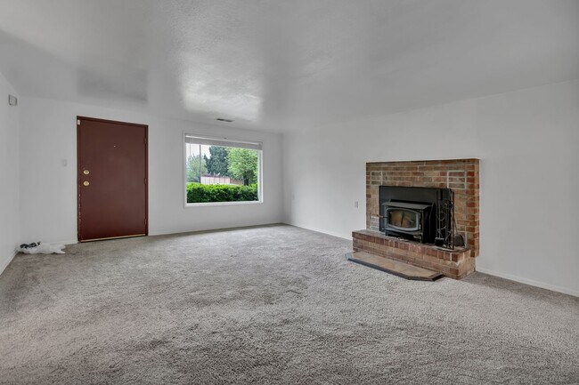 Foto del edificio - Cozy 4-Bedroom Home with Wood Stove & Large Backyard in Mountlake Terrace