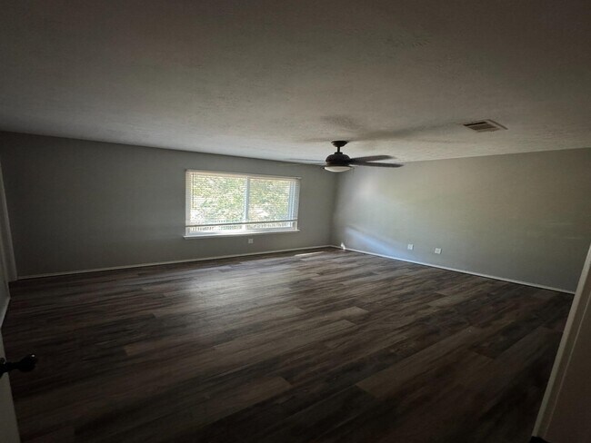 Building Photo - 2014 Oak Shores Dr