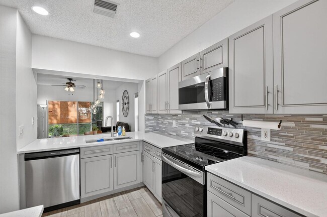 Foto del edificio - 5015 Palmbrooke Cir