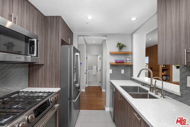 Building Photo - 930 N Doheny Dr