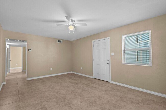 Building Photo - 2802 Sealy Ave