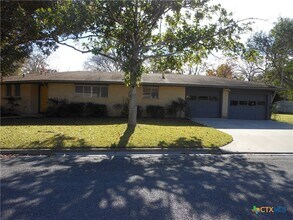 Building Photo - 1441 Robin Ln