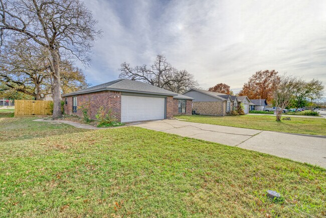 Foto del edificio - 1308 Hardwood Ln