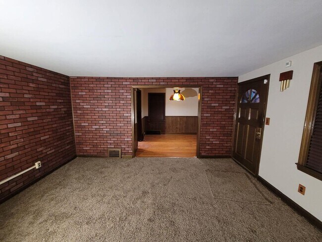 Building Photo - 2 BED 1 BATH SINGLE FAMILY HOME IN BEAUTIF...