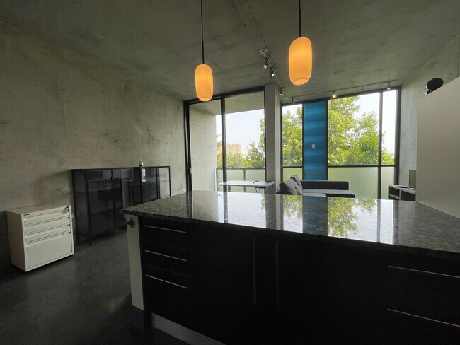Foto del edificio - Awesome 1BR Loft Style Condo Overlooking Midtown!