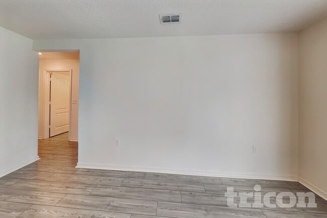 Building Photo - 10 Presidential Ln