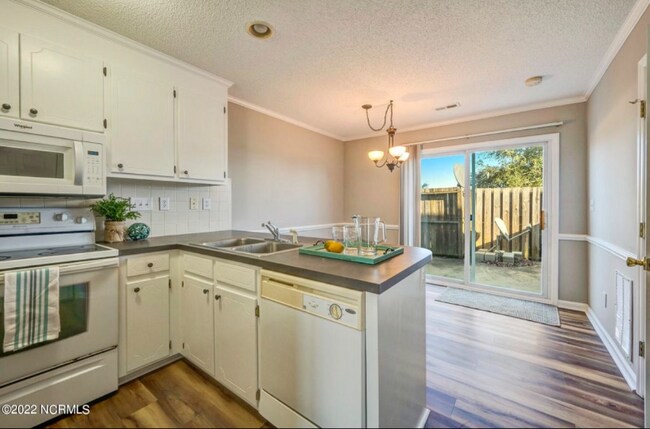 Building Photo - 2380 Vineyard Dr