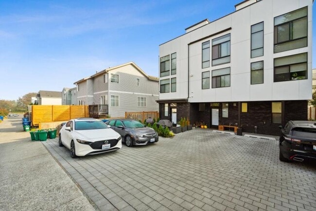 Building Photo - 3 bedroom in Seattle WA 98199