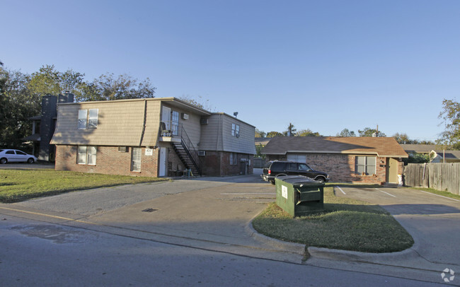Building Photo - 109 Maple St