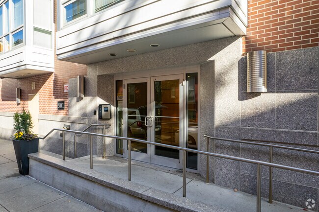 Entrance - Le Grenier